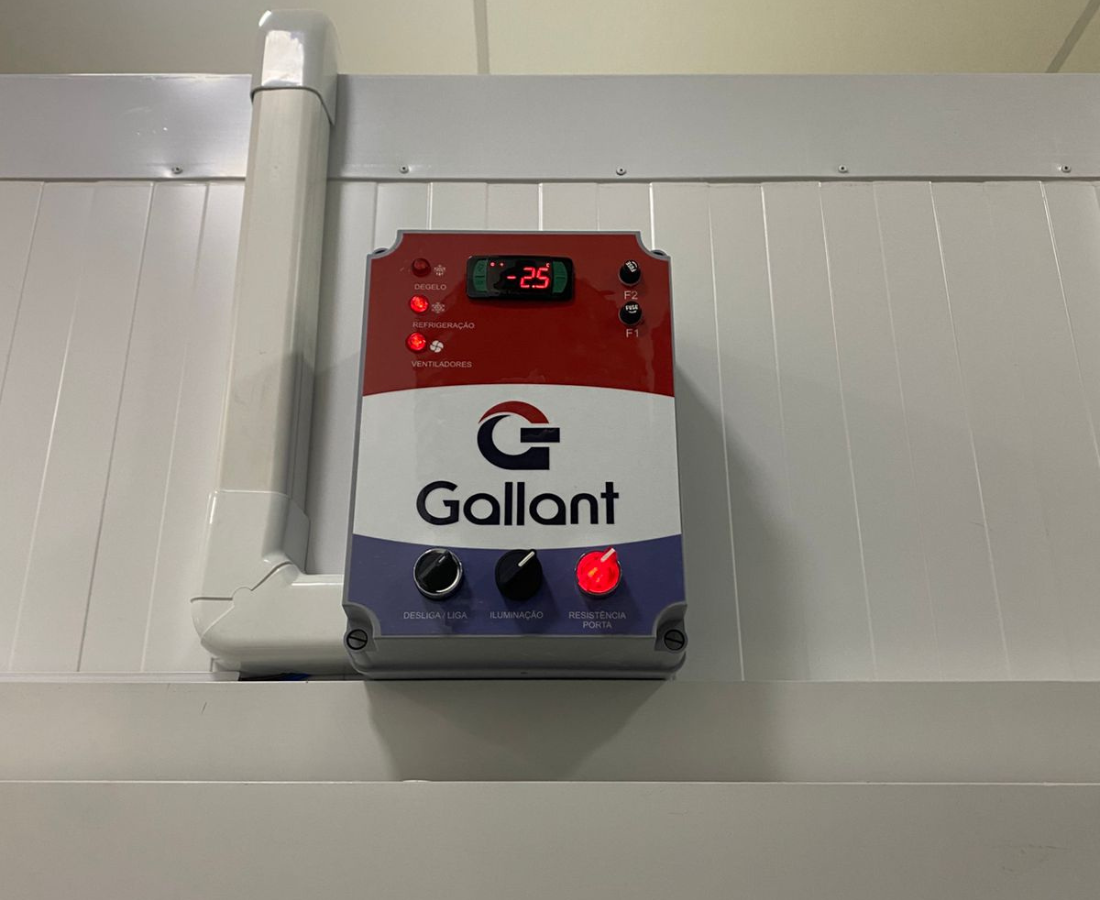 Painel de controle digital com alertas